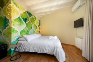 a bedroom with a white bed and a green wall at Hotel-Boutique by Gonzalo Sesma in Cervera del Río Alhama