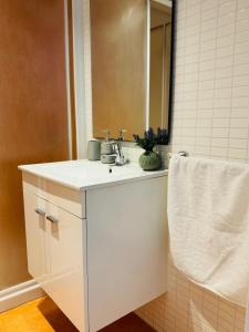 een witte badkamer met een wastafel en een spiegel bij Calpe by the Sea Edificio Turmalina in Calpe