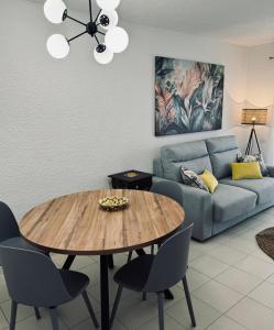 een woonkamer met een tafel en een bank bij Calpe by the Sea Edificio Turmalina in Calpe