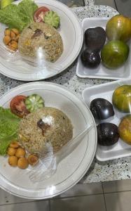 אוכל בבית הארחה או בסביבה