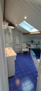 Una cocina con suelo de baldosas azules y un tragaluz. en Superbe maison de maître, en Vebret