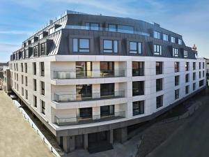 Un gran edificio blanco con muchas ventanas. en Aniroc Signature Hotel, en Arad