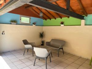 a waiting room with two chairs and a table at RESIDENCE CA VENEXIAN in Mira