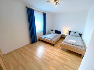 a room with two beds and a window at III Apartment 11 Personen - Monteurzimmer - Ferienwohnung - Kronwieden III in Loiching