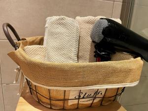 a basket filled with towels and a hair dryer at Alla Scaletta - Stanze con Bagno Privato e WiFi a Pochi Passi dal Duomo in Mirandola