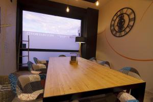una sala conferenze con tavolo e sedie in legno di Piccolo Hotel Allamano a Grugliasco