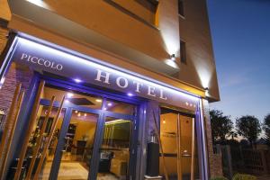 格鲁利亚斯科阿拉玛诺皮克洛酒店的建筑物正面的酒店标志