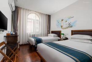 Katil atau katil-katil dalam bilik di Nostalgia Hotel Beijing Guozijian Ghost Street - Near Beijing Lama Temple, Beihai Park, Jingshan Park, Drum Tower, Houhai Bar Street, Tian'anmen Square, Located in Beijing traditional Hutongs, 5 minutes away from Beixinqiao Metro Station