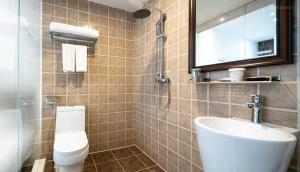 een badkamer met toilet, wastafel en douche bij Nostalgia Hotel Beijing Confucius Temple and Imperial College Museum & Gui Street 时光漫步酒店 北京国子监簋街店 Free fresh ground coffee,Free laundry service in Beijing +79 foto's