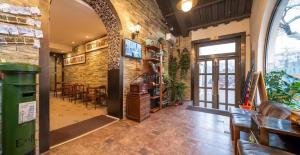Gambar di galeri bagi Nostalgia Hotel Beijing Guozijian Ghost Street - Near Beijing Lama Temple, Beihai Park, Jingshan Park, Drum Tower, Houhai Bar Street, Tian'anmen Square, Located in Beijing traditional Hutongs, 5 minutes away from Beixinqiao Metro Station di Beijing