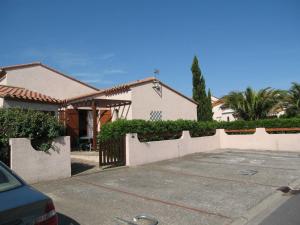 dom z samochodem zaparkowanym na podjeździe w obiekcie Villa 3 pièces climatisée avec jardin, proche plage, piscine, parking, et animaux autorisés - Saint Cyprien - FR-1-106-32 w mieście Saint-Cyprien