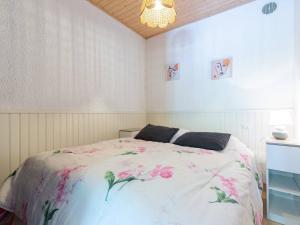 Giường trong phòng chung tại Appartement cosy à Loudenvielle pour 4 pers., WiFi gratuit, proche télécabine, lac et Balnéa - FR-1-695-16