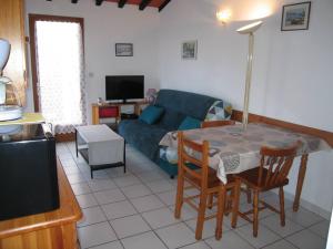 salon z niebieską kanapą i stołem w obiekcie Villa 3 pièces climatisée avec jardin, proche plage, piscine, parking, et animaux autorisés - Saint Cyprien - FR-1-106-32 w mieście Saint-Cyprien
