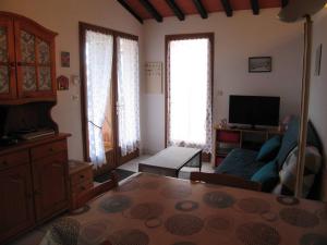 Telewizja i/lub zestaw kina domowego w obiekcie Villa 3 pièces climatisée avec jardin, proche plage, piscine, parking, et animaux autorisés - Saint Cyprien - FR-1-106-32
