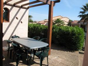 Zdjęcie z galerii obiektu Villa 3 pièces climatisée avec jardin, proche plage, piscine, parking, et animaux autorisés - Saint Cyprien - FR-1-106-32 w mieście Saint-Cyprien