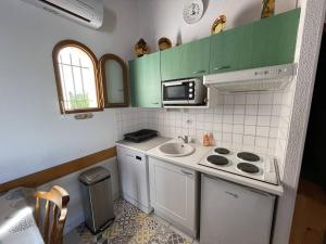 Kuchnia lub aneks kuchenny w obiekcie Villa 3 pièces climatisée avec jardin, proche plage, piscine, parking, et animaux autorisés - Saint Cyprien - FR-1-106-32