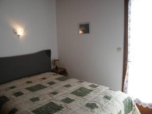 sypialnia z łóżkiem z kołdrą w obiekcie Villa 3 pièces climatisée avec jardin, proche plage, piscine, parking, et animaux autorisés - Saint Cyprien - FR-1-106-32 w mieście Saint-Cyprien