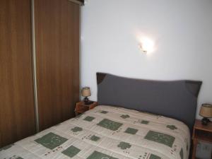 Łóżko lub łóżka w pokoju w obiekcie Villa 3 pièces climatisée avec jardin, proche plage, piscine, parking, et animaux autorisés - Saint Cyprien - FR-1-106-32