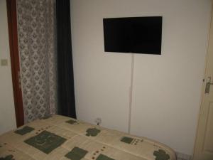 Telewizja i/lub zestaw kina domowego w obiekcie Villa 3 pièces climatisée avec jardin, proche plage, piscine, parking, et animaux autorisés - Saint Cyprien - FR-1-106-32