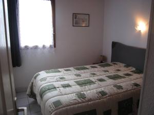 sypialnia z łóżkiem z kołdrą w obiekcie Villa 3 pièces climatisée avec jardin, proche plage, piscine, parking, et animaux autorisés - Saint Cyprien - FR-1-106-32 w mieście Saint-Cyprien +15 zdjęć