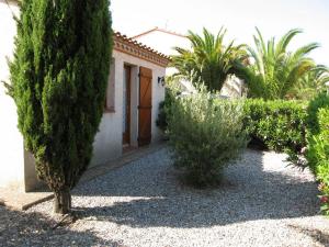 Ogród w obiekcie Villa 3 pièces climatisée avec jardin, proche plage, piscine, parking, et animaux autorisés - Saint Cyprien - FR-1-106-32