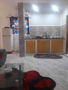 a kitchen with a counter and a table in a room at Ami du vent in Dar Naheli