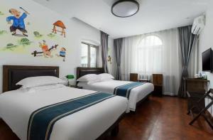 Katil atau katil-katil dalam bilik di Nostalgia Hotel Beijing Guozijian Ghost Street - Near Beijing Lama Temple, Beihai Park, Jingshan Park, Drum Tower, Houhai Bar Street, Tian'anmen Square, Located in Beijing traditional Hutongs, 5 minutes away from Beixinqiao Metro Station