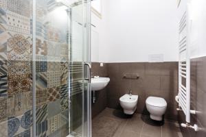 A bathroom at Piazza Marina Suite By DomuSicily Még 9 kép