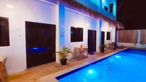 Bazén v ubytování Camotes Hostel Resort nebo v jeho okolí