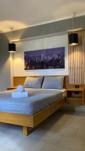 ein Schlafzimmer mit einem großen Bett mit blauen Laken in der Unterkunft Hotel Júpiter in El Morro de Barcelona + 22 Fotos