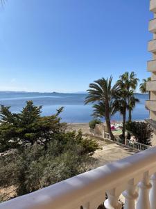 una vista de la playa desde el balcón de una casa en La Manga - Castillo de Mar 1A - Mar menor, en La Manga del Mar Menor