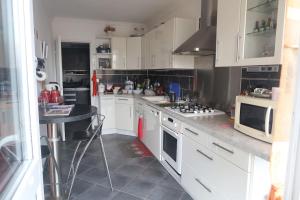 Η κουζίνα ή μικρή κουζίνα στο Appartement avec 2 jardins privés +5 φωτογραφίες