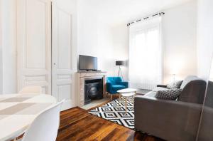 a living room with a couch and a fireplace at appartement 2 pièces Jean Macé et stationnement in Lyon