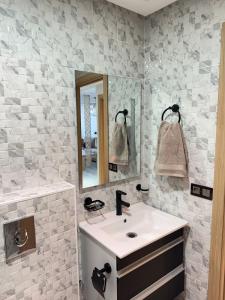Kopalnica v nastanitvi Charmant appartement avec Vue Imprenable sur la Méditerranée