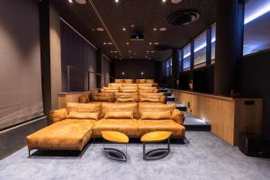 una fila di divani in pelle in una sala d'attesa di Hotel Ramonda a Boljevac Altre 37 foto
