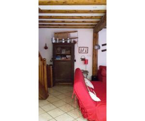 Una sala de estar con un sofá rojo en una habitación. en Chalet - Les 3 vallées, en La Combe 16 fotos más