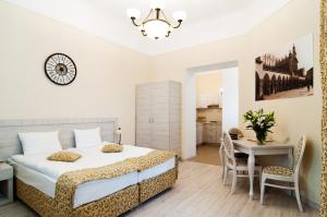 Posteľ alebo postele v izbe v ubytovaní Apartamenty Bonerowska 5