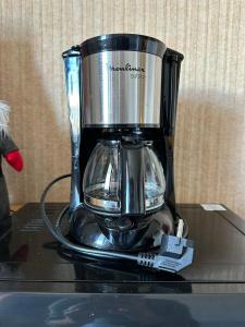 einem Mixer auf einem Tisch in der Unterkunft Studio au cœur du Praz-de-Lys - Les Pralyssimes in Le Praz de Lys