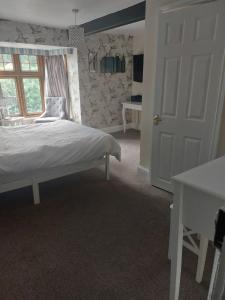 Un dormitorio con una cama y una ventana y una puerta. en The Blue Bell, en Boroughbridge 3 fotos más