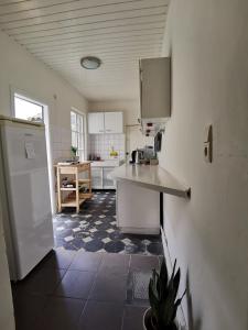 Η κουζίνα ή μικρή κουζίνα στο Cozy city centre room with parkview +3 φωτογραφίες