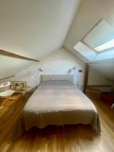 クリシーにあるMaison zen aux portes de Parisのベッドルーム1室(屋根裏部屋に大型ベッド1台付)