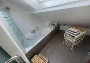 クリシーにあるMaison zen aux portes de Parisのバスルーム(バスタブ付)、テーブル(タオル付) +33枚の写真