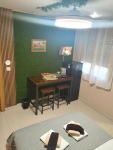 una camera da letto con una scrivania, un letto e un tavolo di Nueva habitación con llaves baño privado a Granada