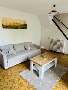 un salon avec un canapé et une table basse dans l'établissement Maison proche de la Cité avec jardin, à Carcassonne