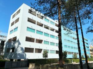 Bygningen som lejligheden ligger i + 4 billeder