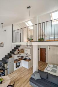 un salon avec un canapé et un escalier dans l'établissement Magi-Family Rooftop Apartment Budva, à Budva