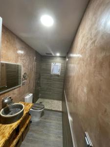 a bathroom with a sink and a toilet at Muy cerca de playa in Cádiz