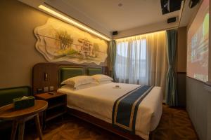 Postel nebo postele na pokoji v ubytování Nost algia S Hotel Near Shanghai Fudan University- The Bund, The Pearl Tower, Free ice cream, mineral water, coffee, snacks and laundry service, Free GYM, English communication well