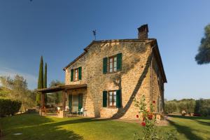 Una antigua casa de piedra con contraventanas verdes en un césped. en Villa Mazzini by Mmega, en Lucignano 37 fotos más