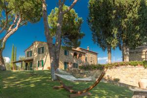 una hamaca en un patio frente a una casa en Villa Mazzini by Mmega, en Lucignano